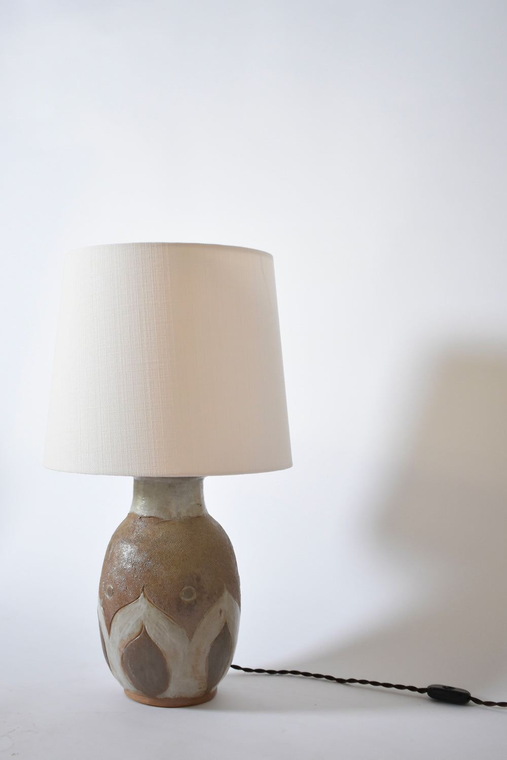 Beige and white geometric pattern ceramic lamp, 1960s.