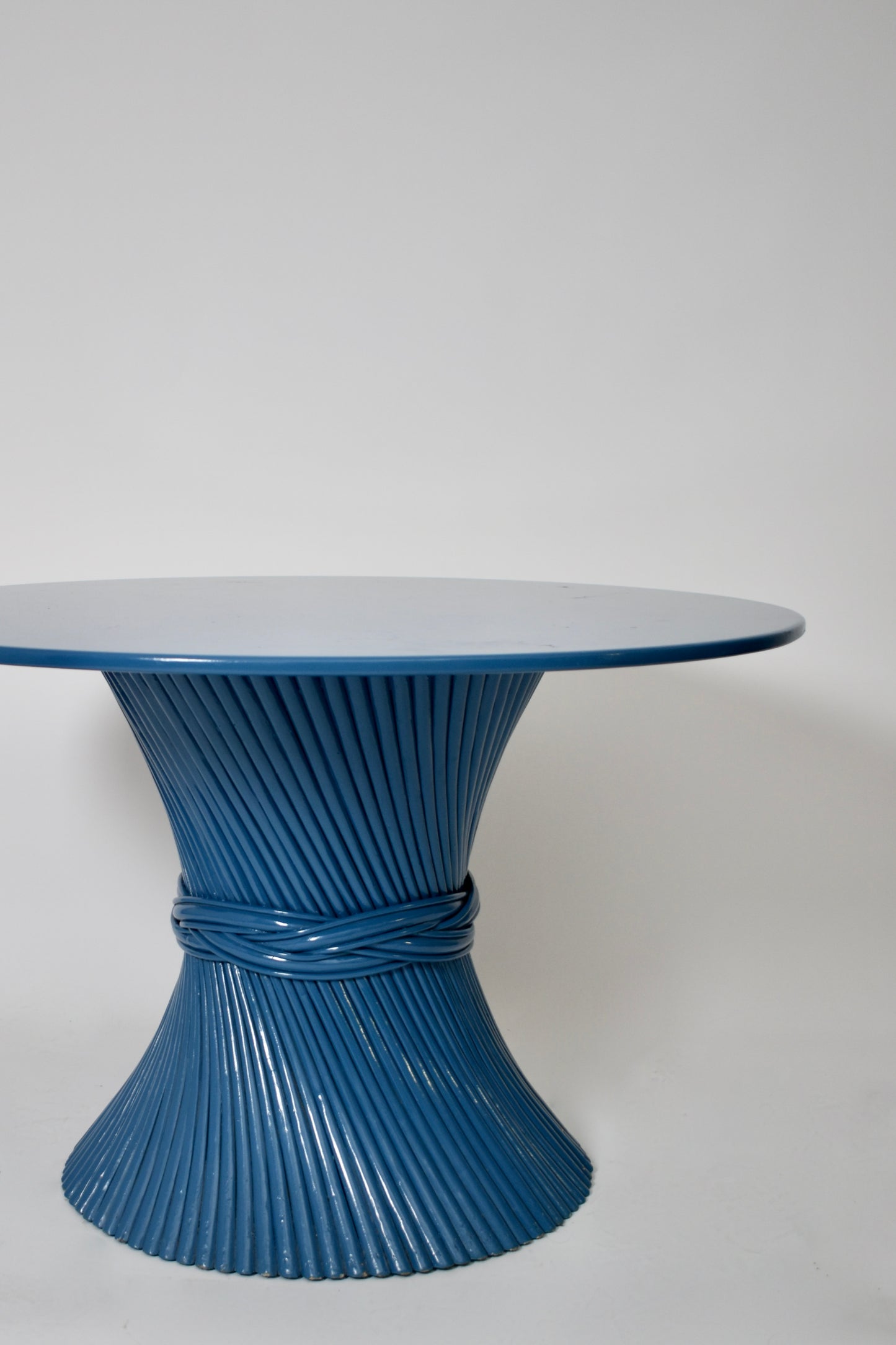 Mc Guire rattan and wood blue lacquered round dining table, 1970s.