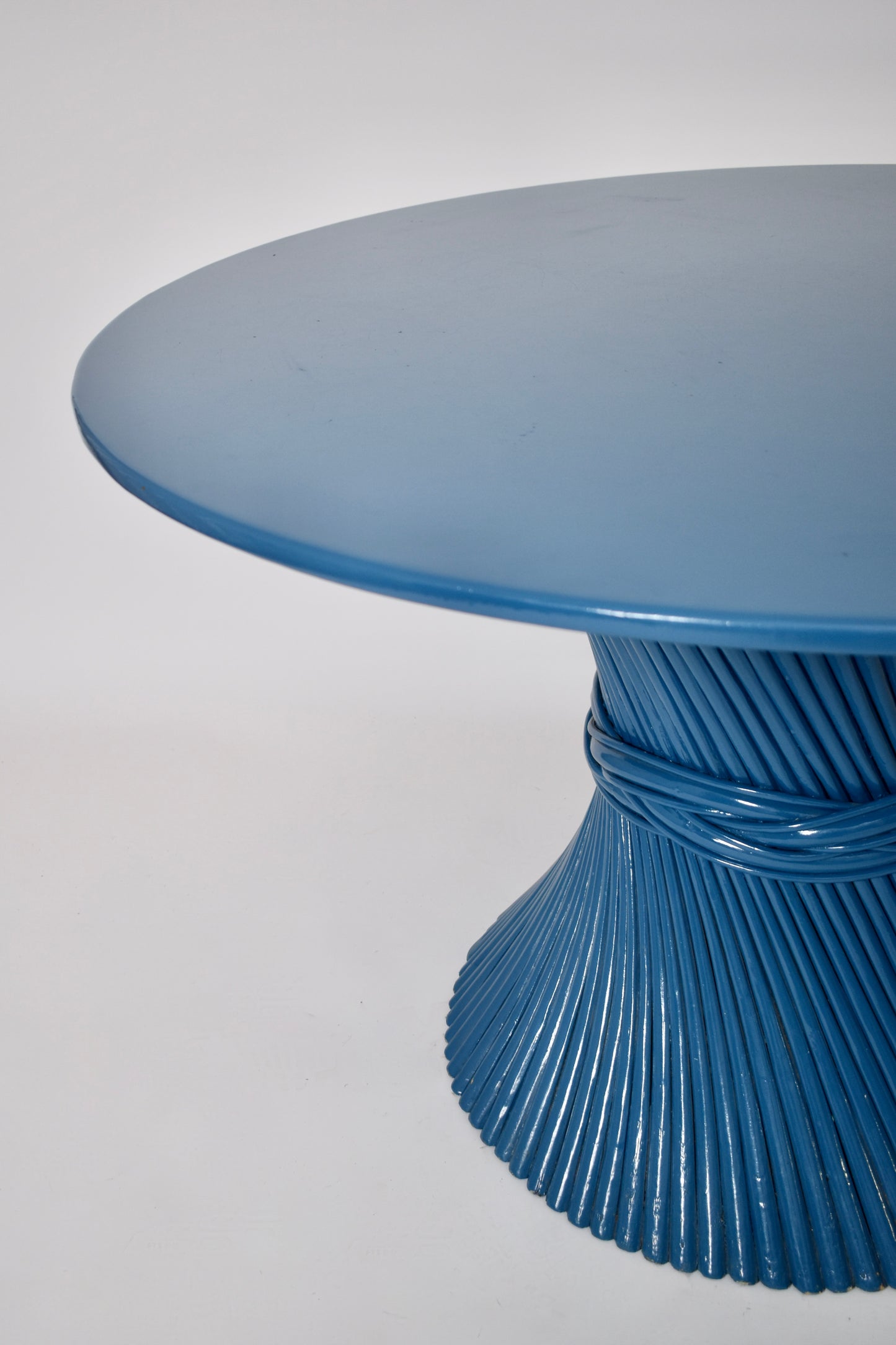 Mc Guire rattan and wood blue lacquered round dining table, 1970s.