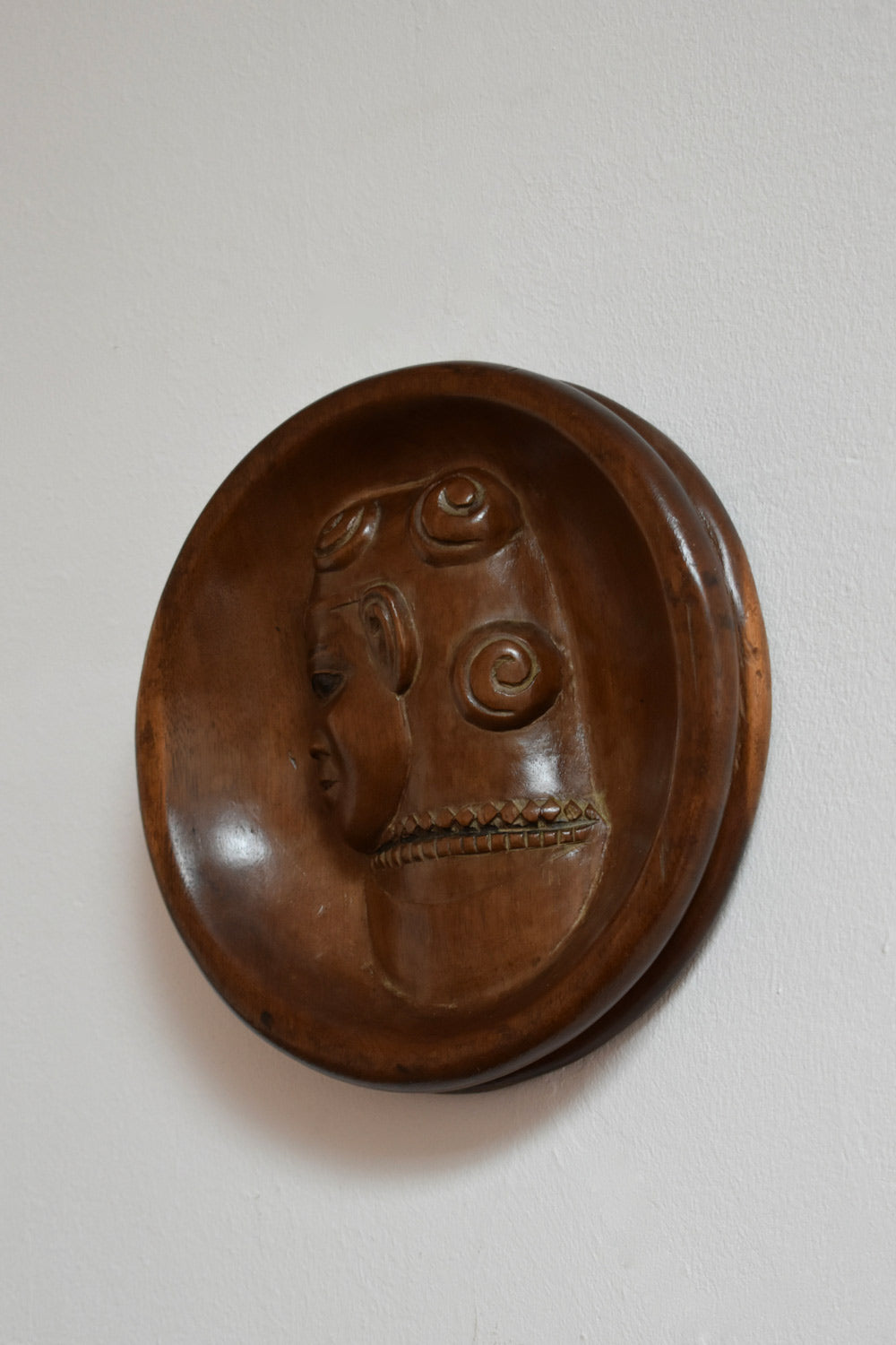 Africanist low relief round wooden wall sculpture, 1970s.