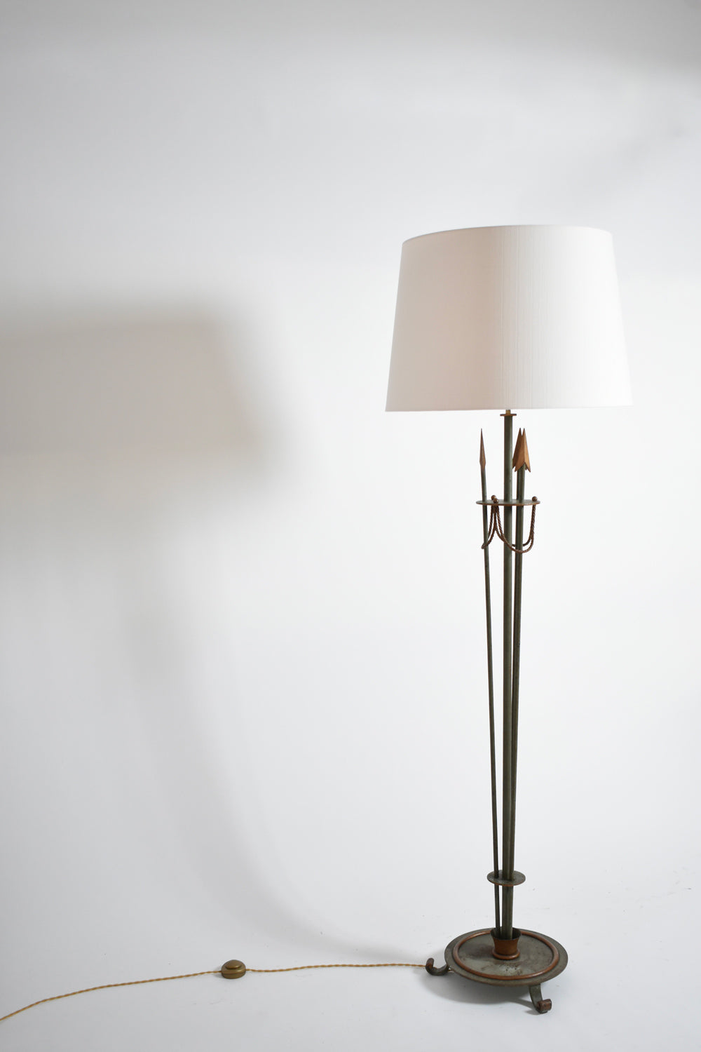 Neoclasssical arrrows wrought iron floor lamp, 1950s.