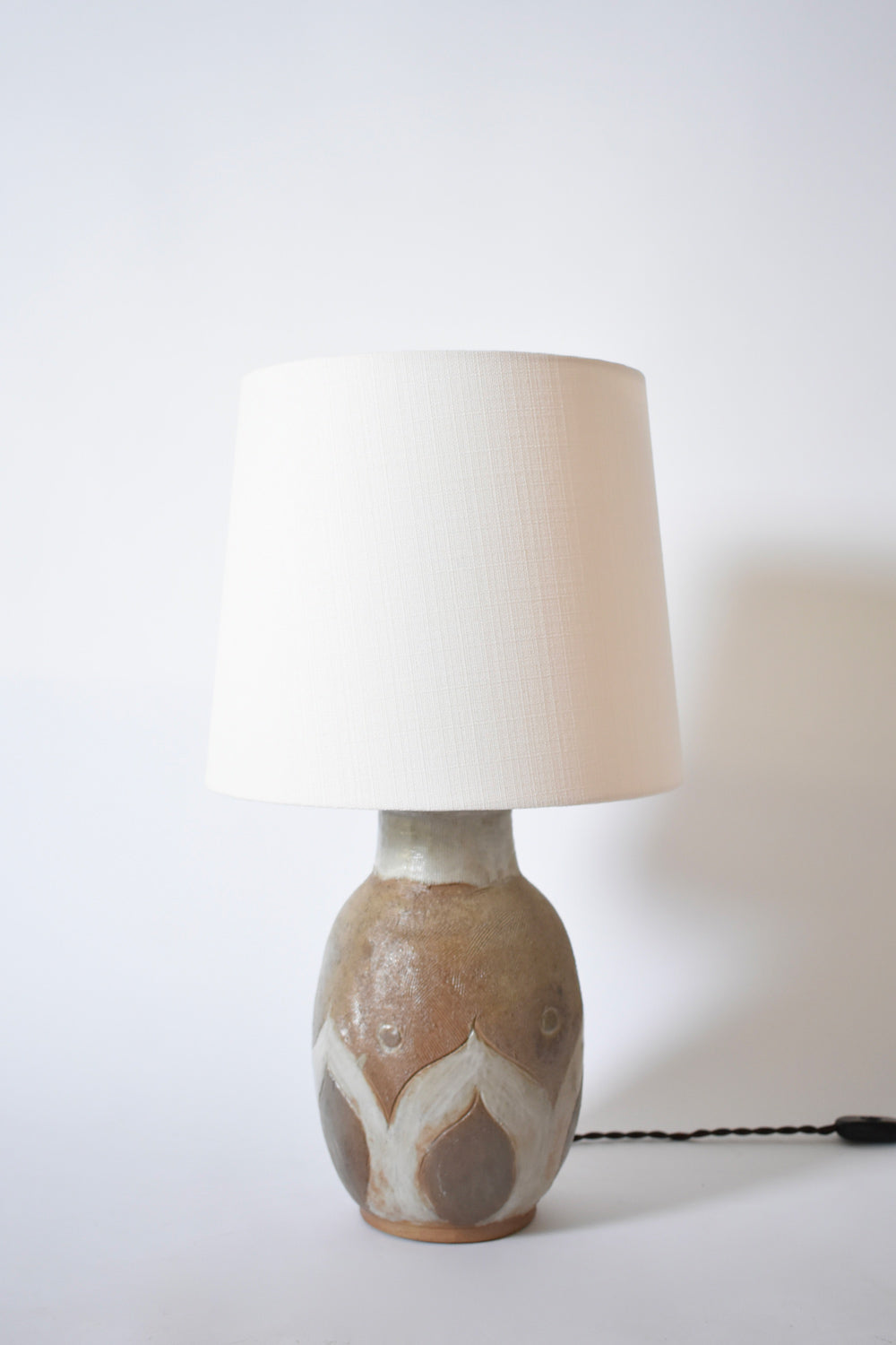 Beige and white geometric pattern ceramic lamp, 1960s.