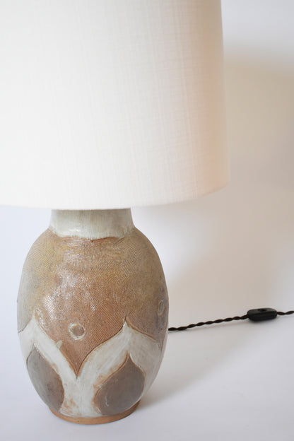 Beige and white geometric pattern ceramic lamp, 1960s.