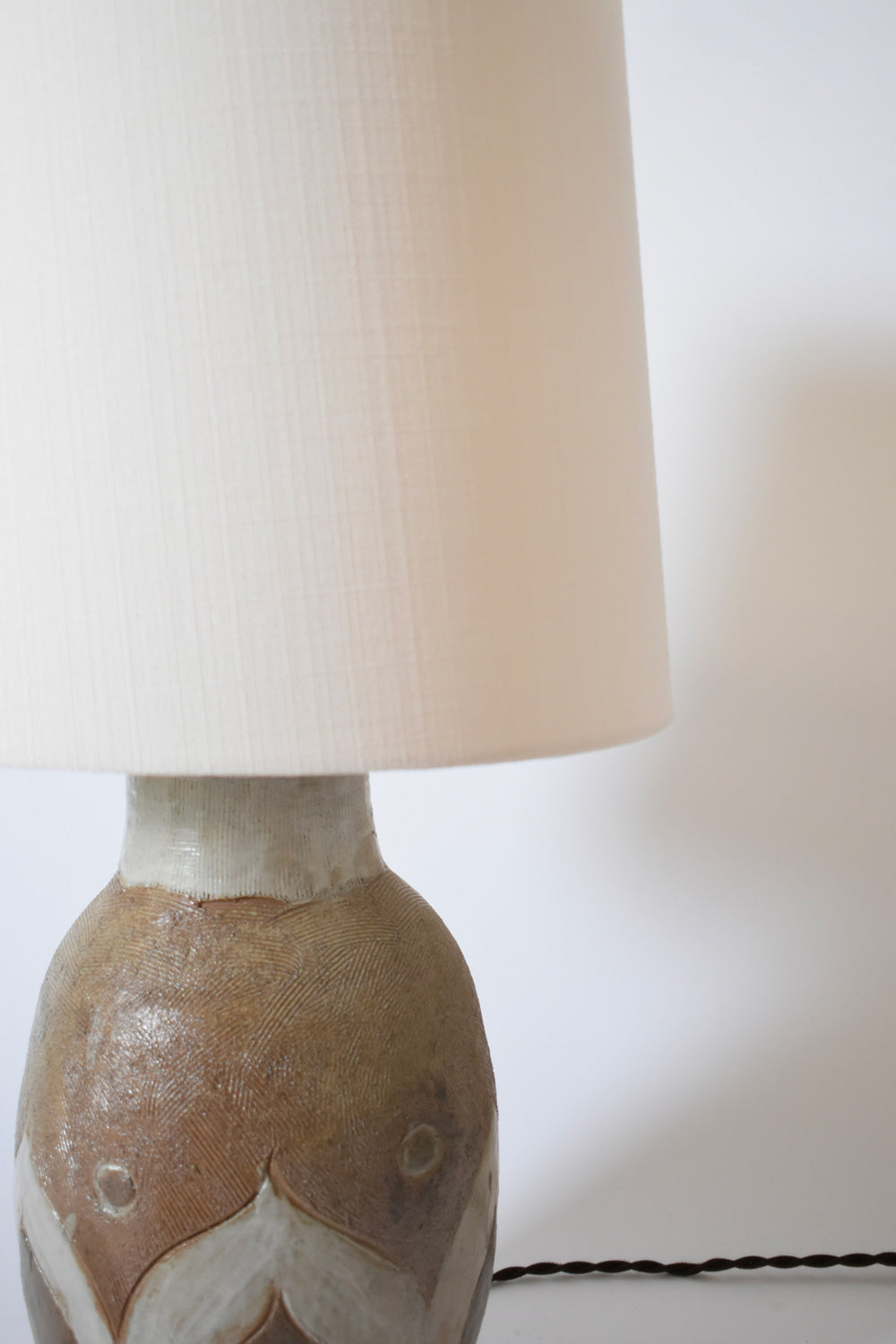 Beige and white geometric pattern ceramic lamp, 1960s.