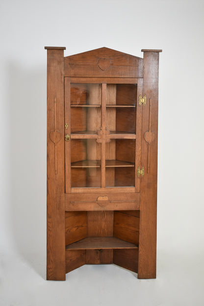 Arts and Crafts oak corner cabinet, 1900s.