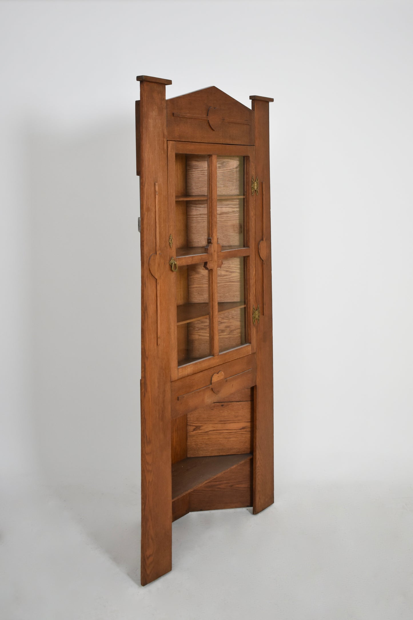 Arts and Crafts oak corner cabinet, 1900s.