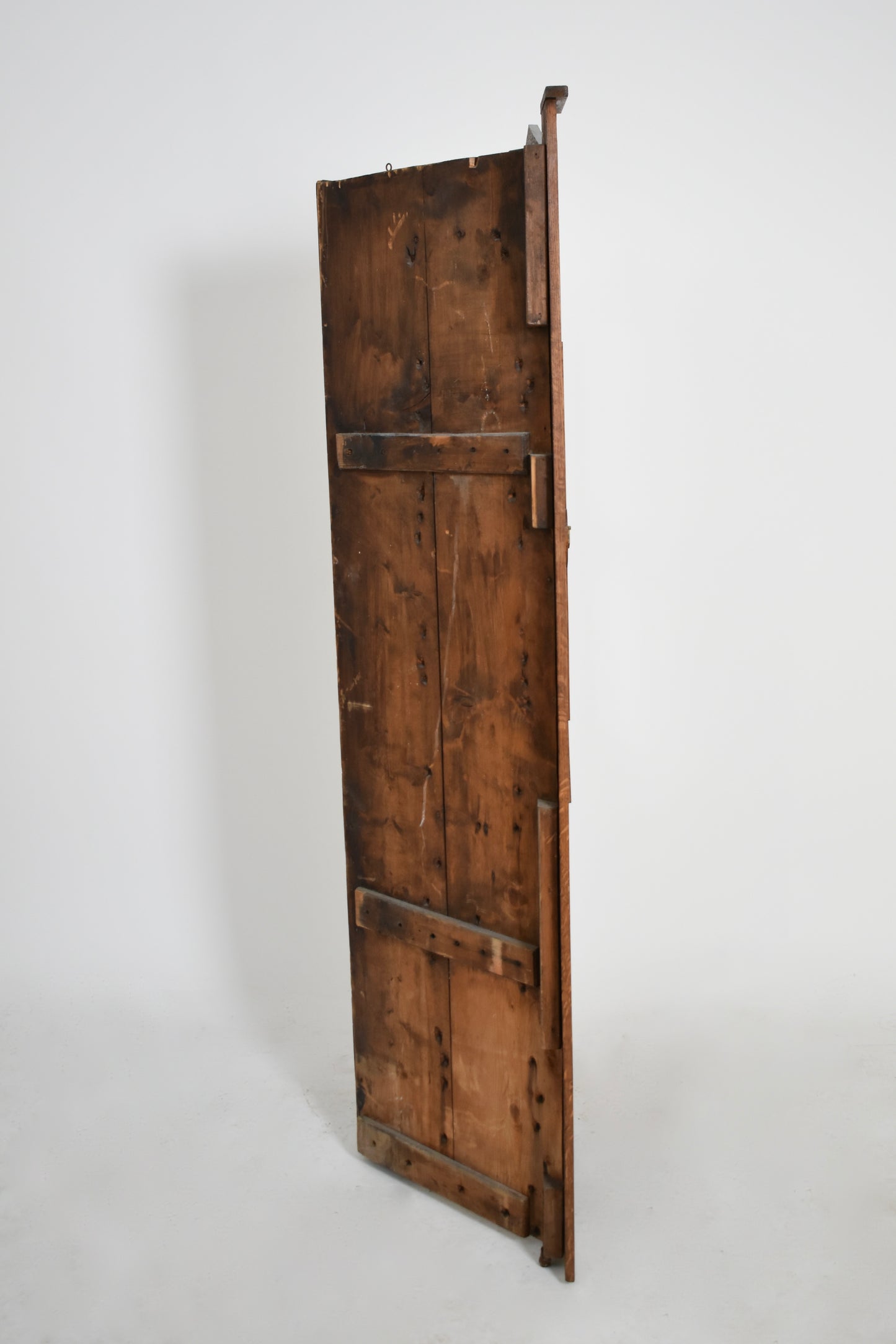 Arts and Crafts oak corner cabinet, 1900s.