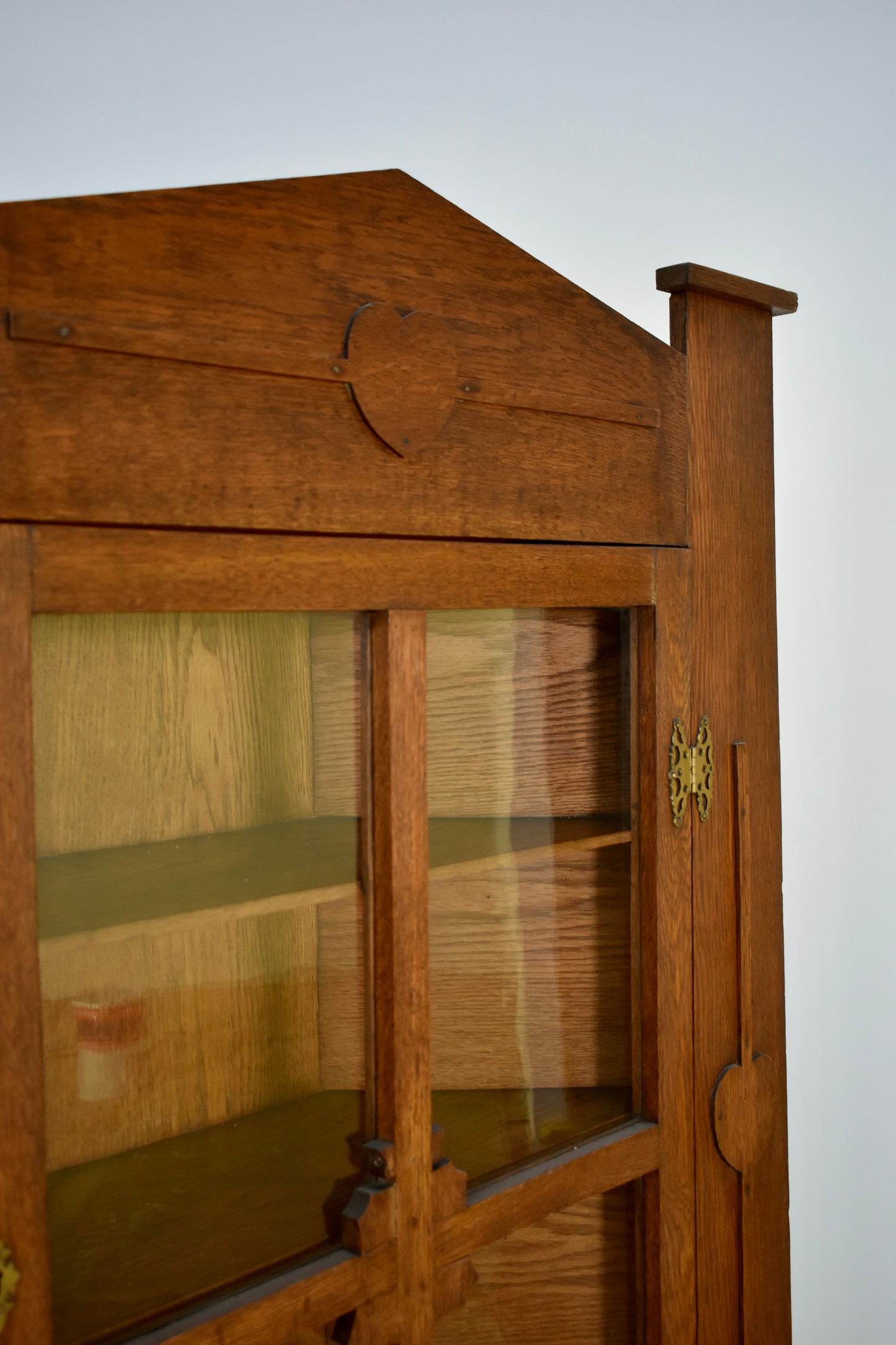 Arts and Crafts oak corner cabinet, 1900s.