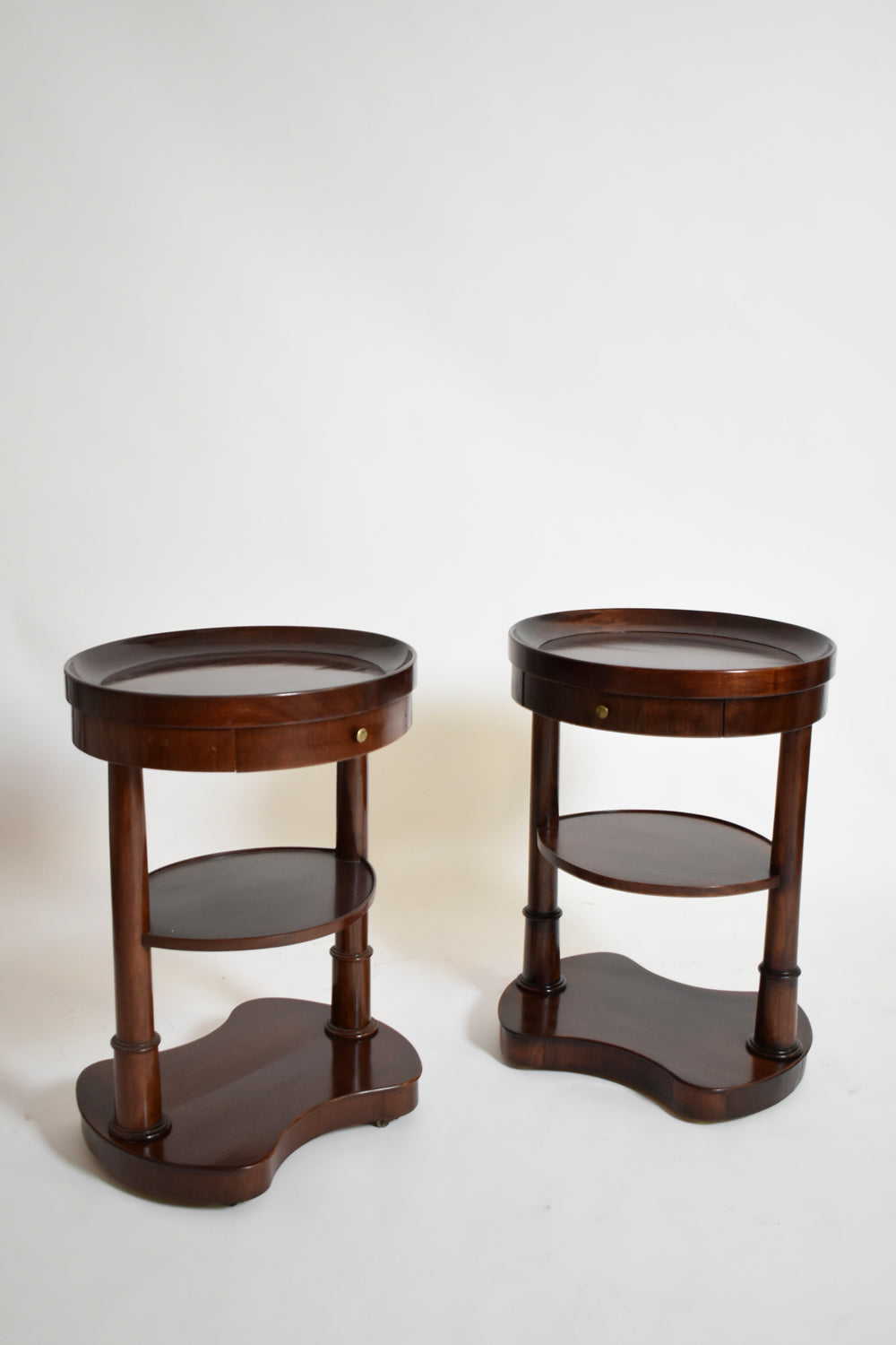Pair of mahogany kidney ovale flying tables, XIXth c.