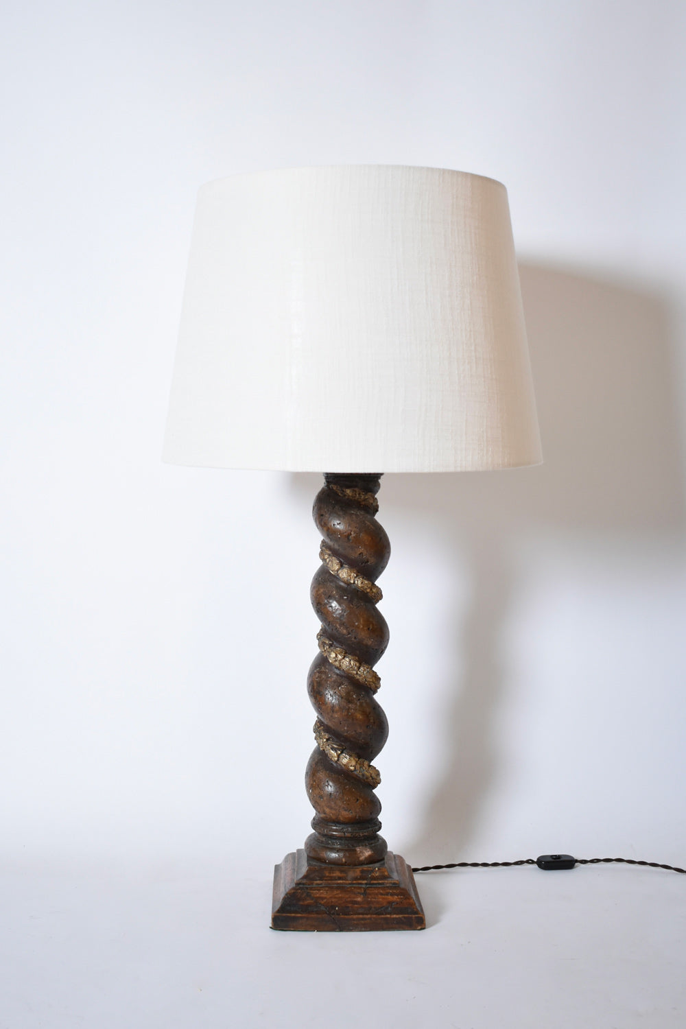 Turned wood column laurel pattern lamp, XIXth c.
