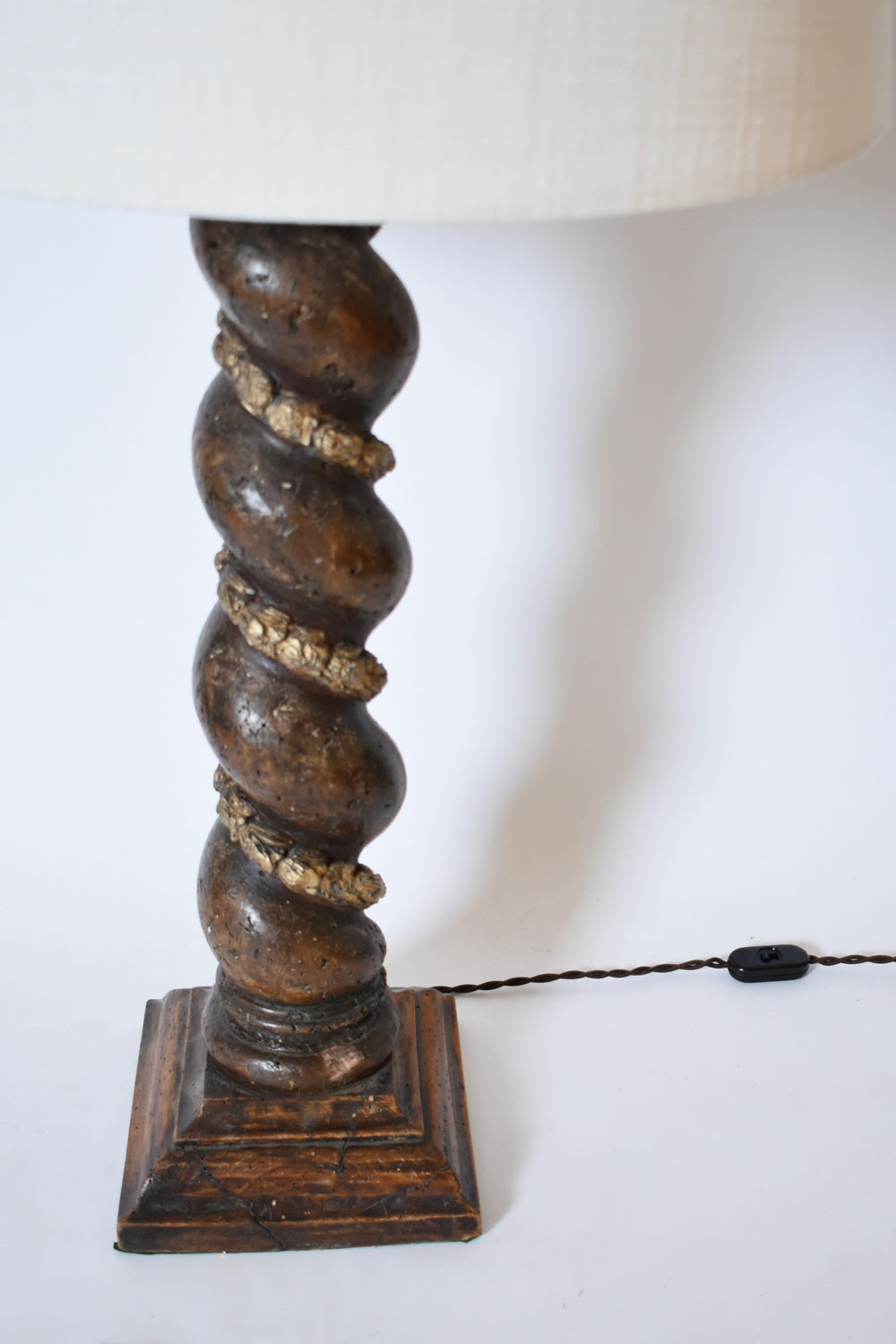 Turned wood column laurel pattern lamp, XIXth c.