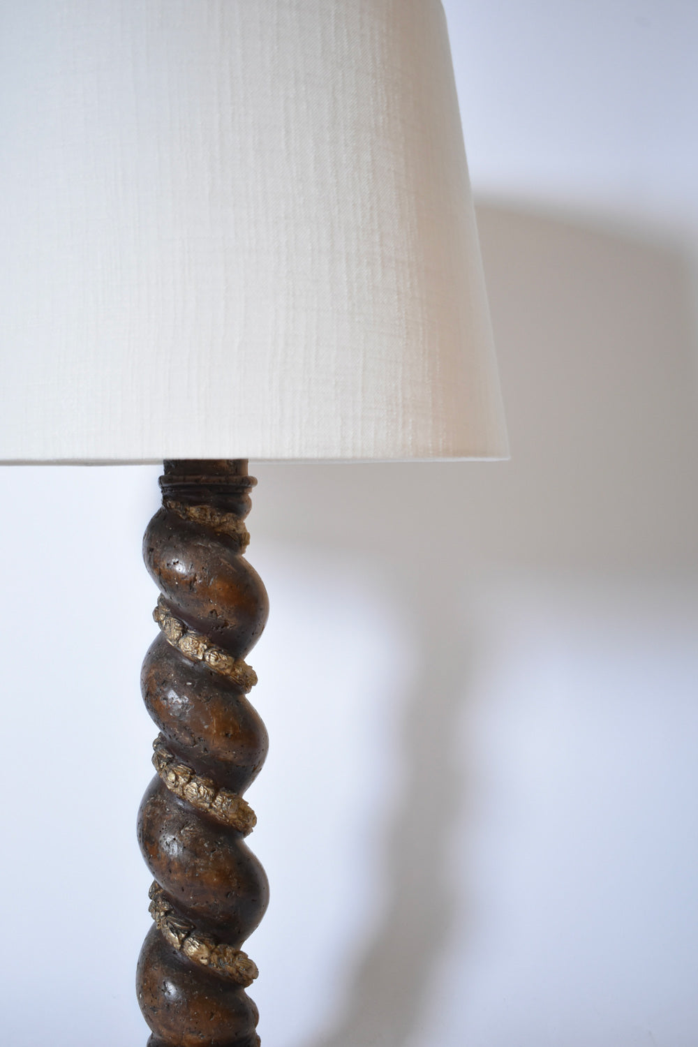 Turned wood column laurel pattern lamp, XIXth c.