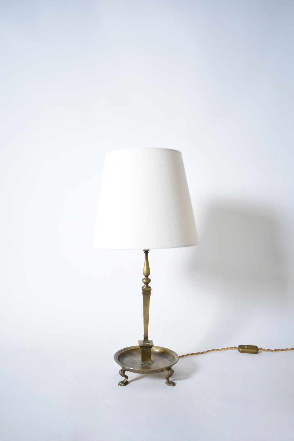 Quadripod lion paws bronze lamp, 1960s.