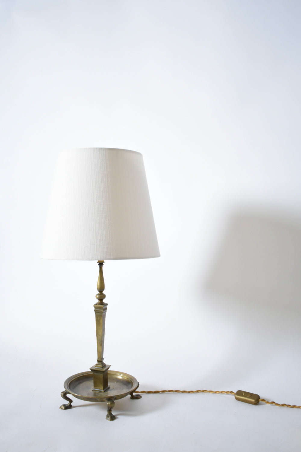 Quadripod lion paws bronze lamp, 1960s.