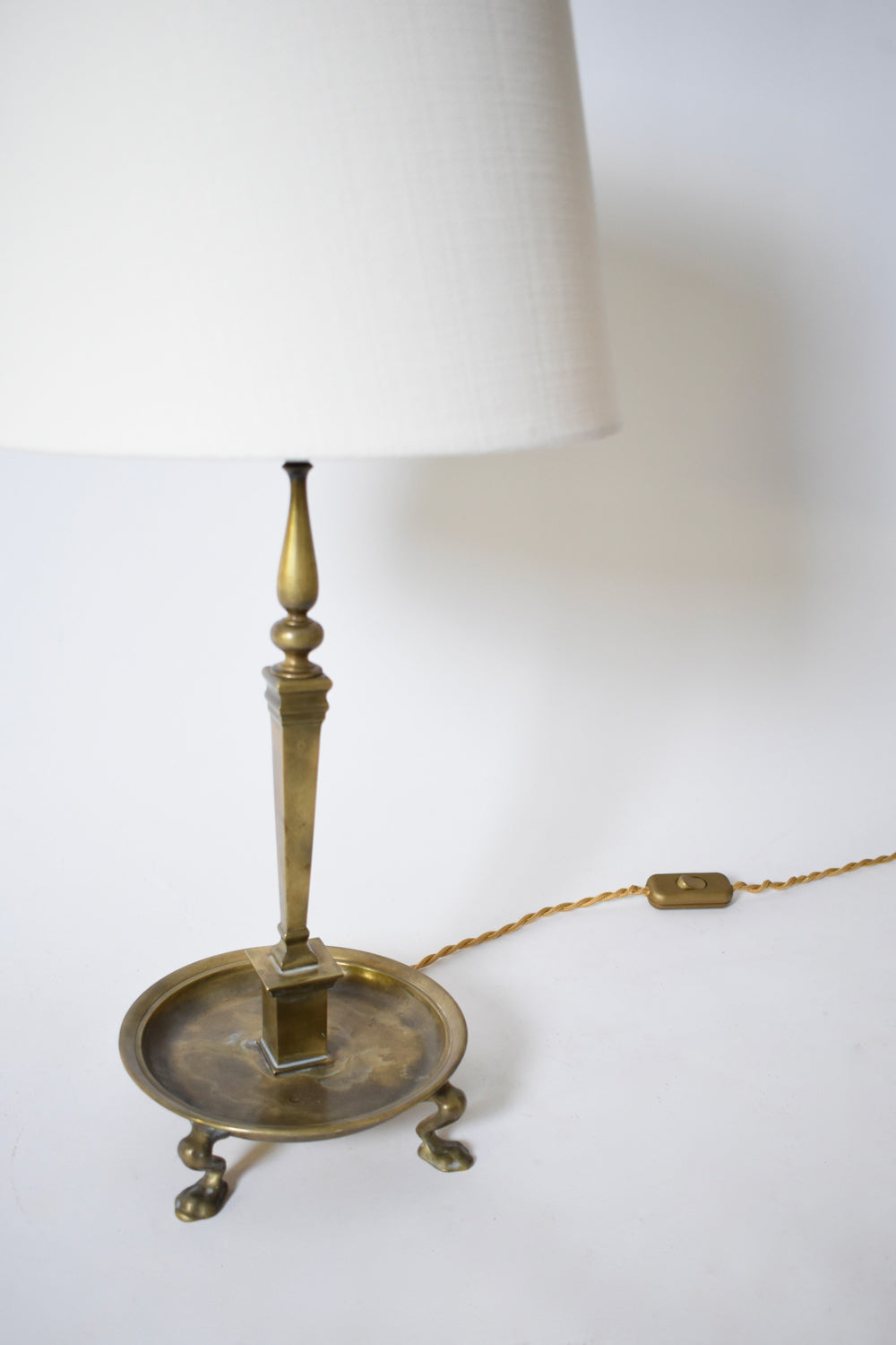 Quadripod lion paws bronze lamp, 1960s.