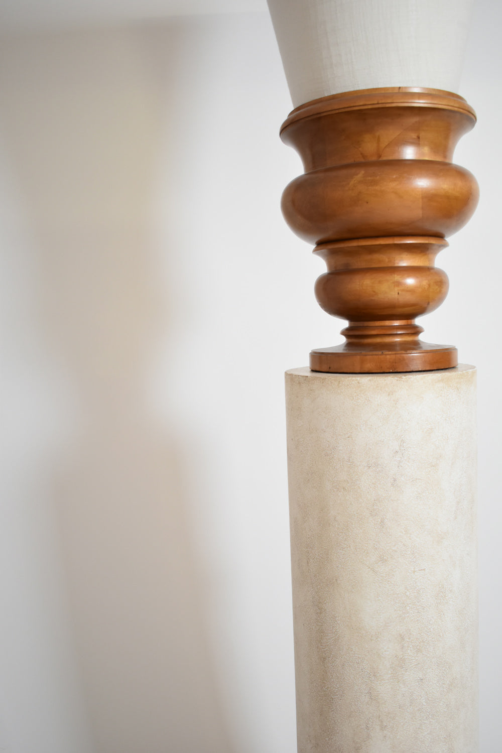 Neoclassical plaster column and wooden lamp, 1970s.