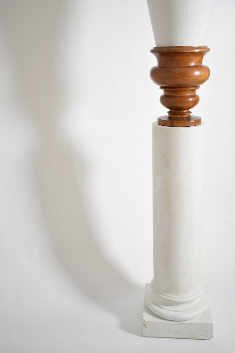 Pair of plaster columns and wooden lamps vases.