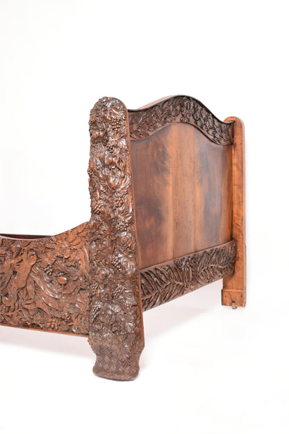 Carved walnut bed, end of 19th century.