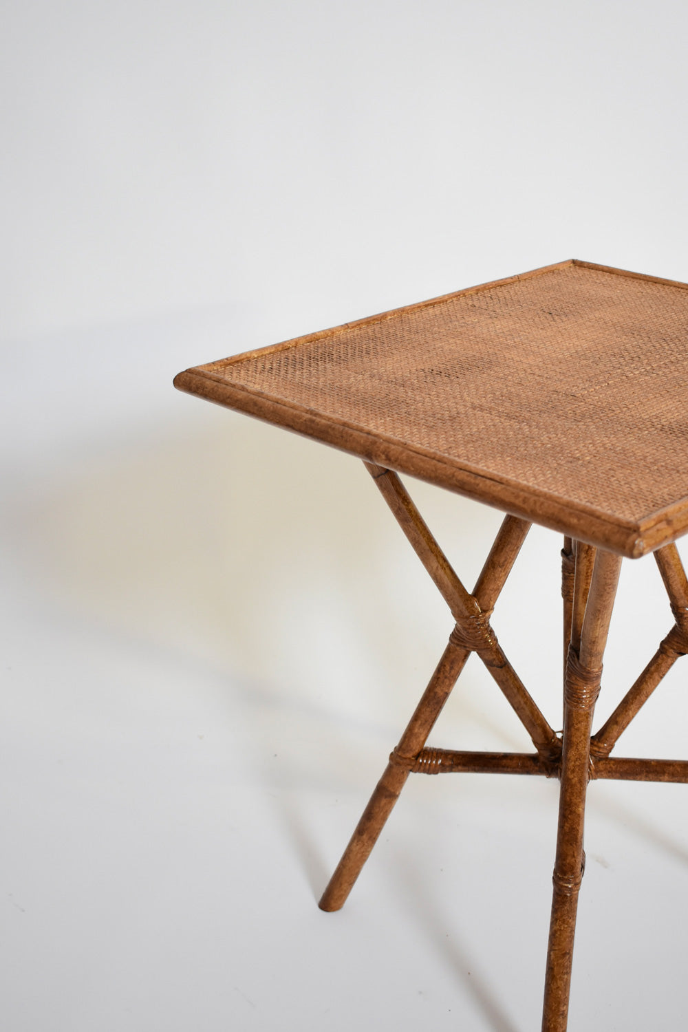 "Arrabida" 55cm marbled rattan table, Barracuda dition.