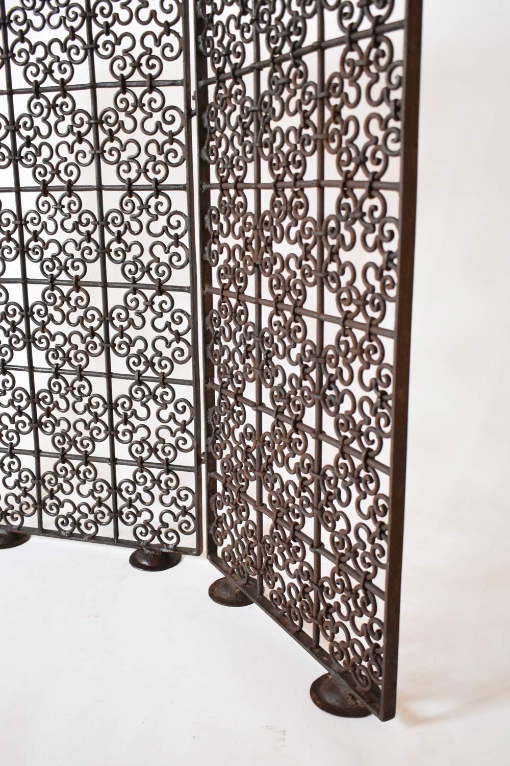 Wrought iron three leaves screen, XIXth c.