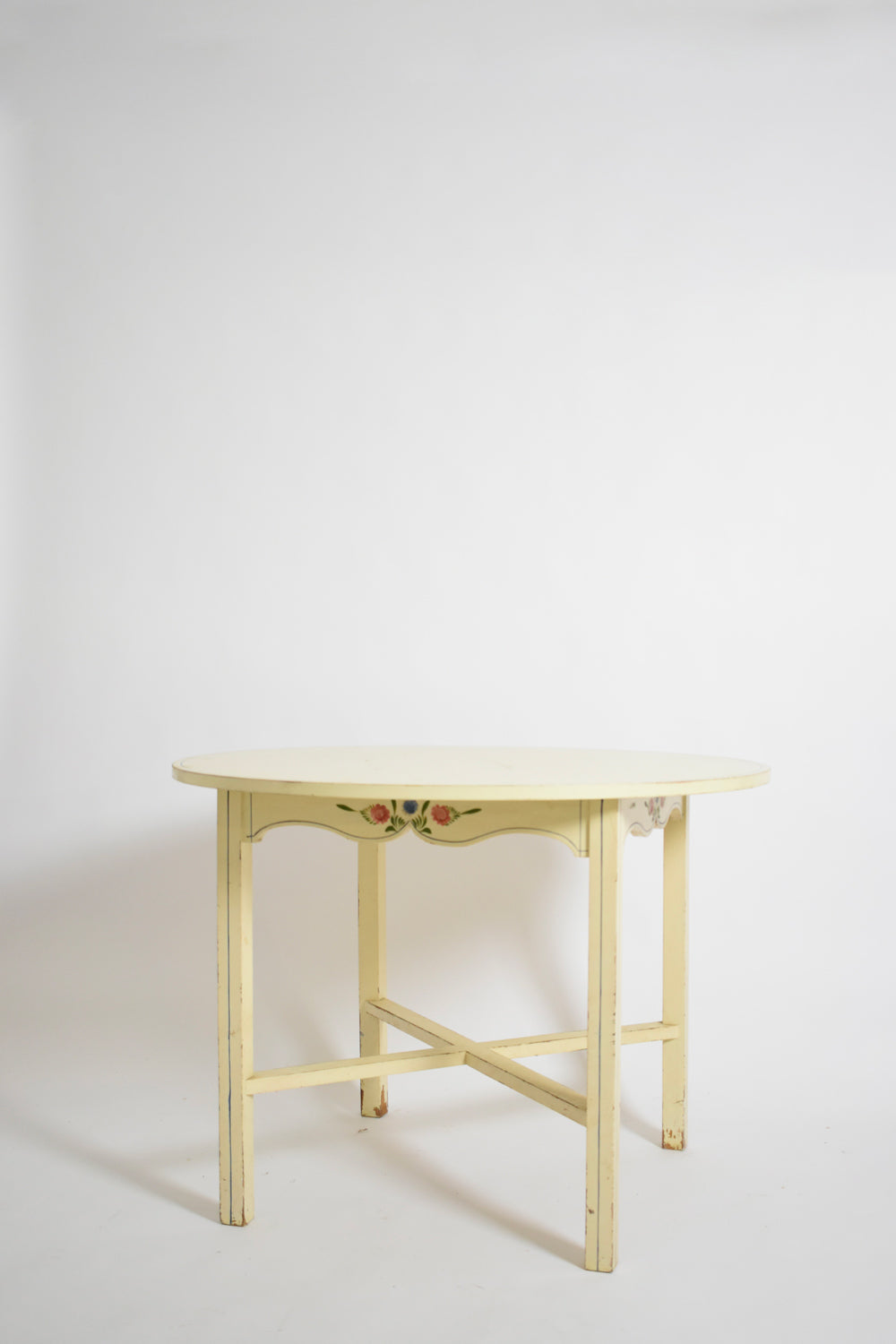 Round white table from Alentejo