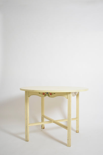 Round white table from Alentejo