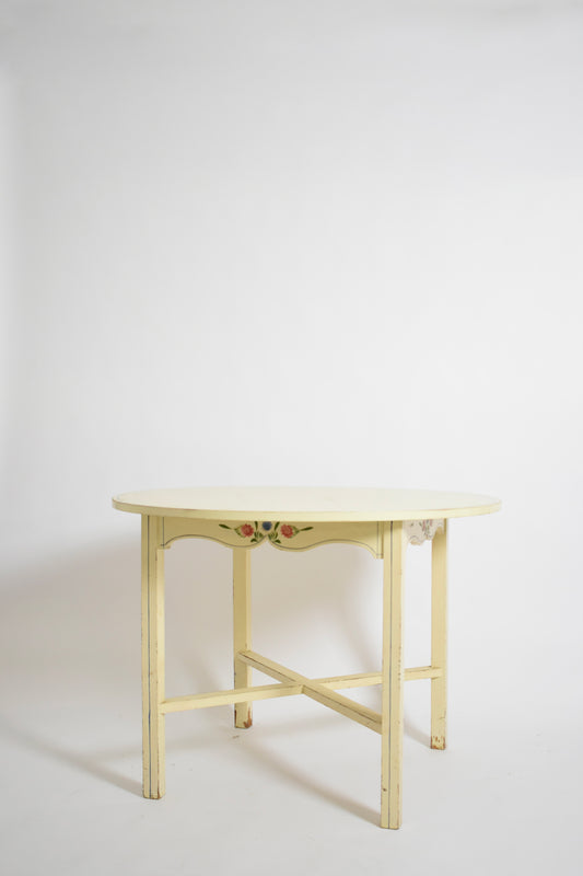 Round white table from Alentejo