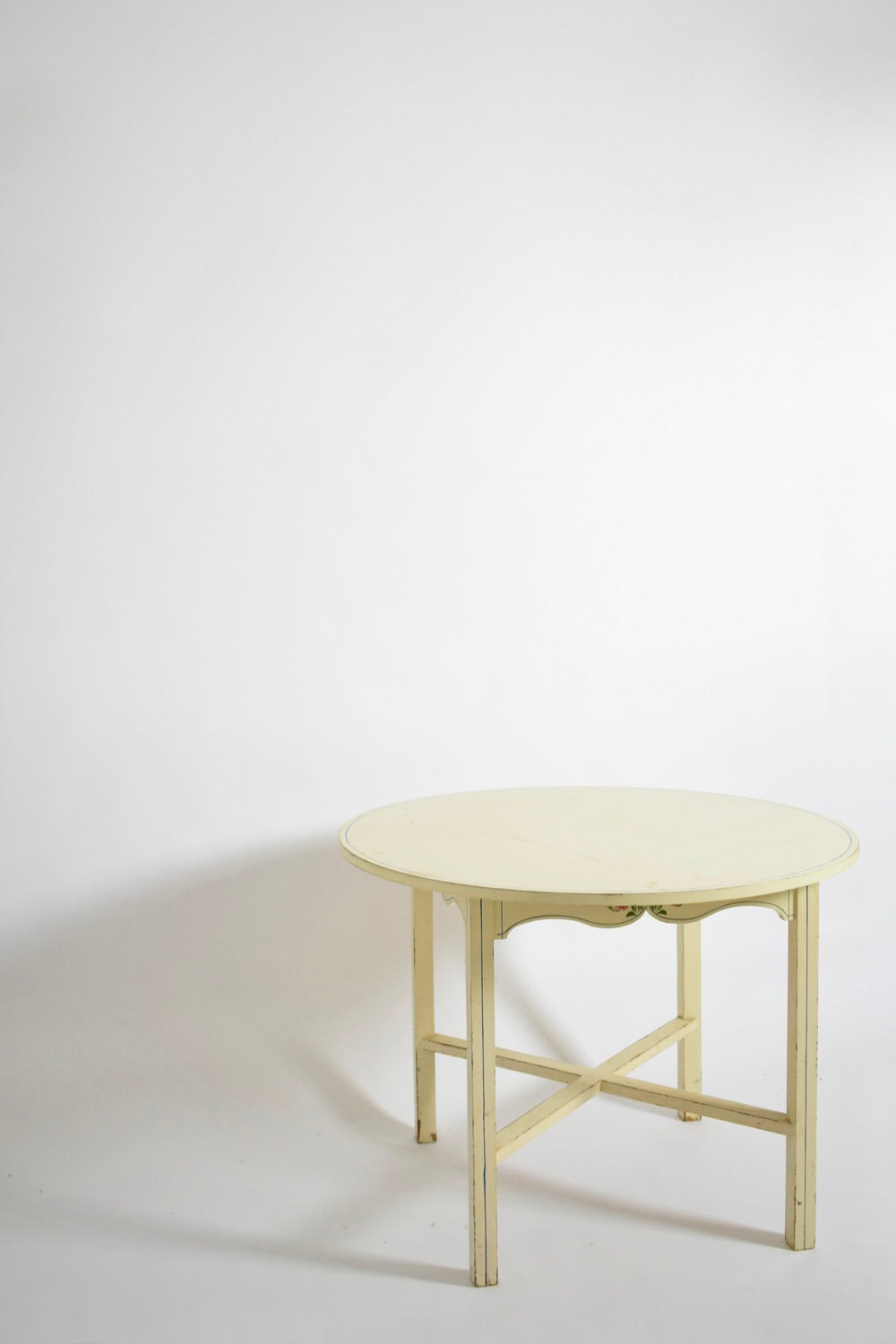 Round white table from Alentejo