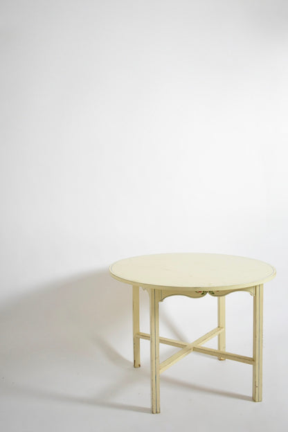 Round white table from Alentejo