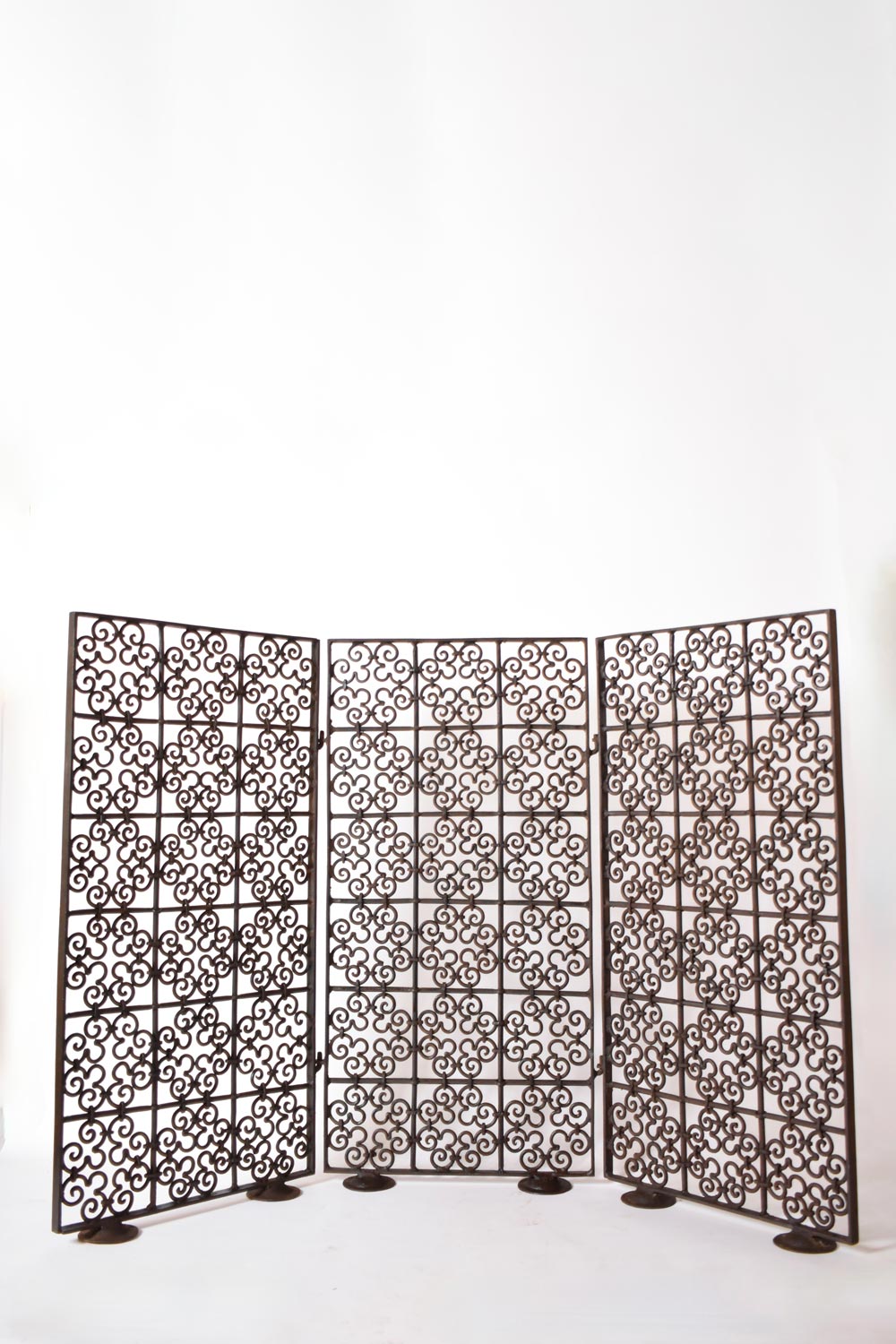 Wrought iron three leaves screen, XIXth c.