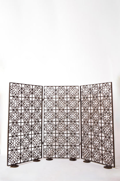 Wrought iron three leaves screen, XIXth c.