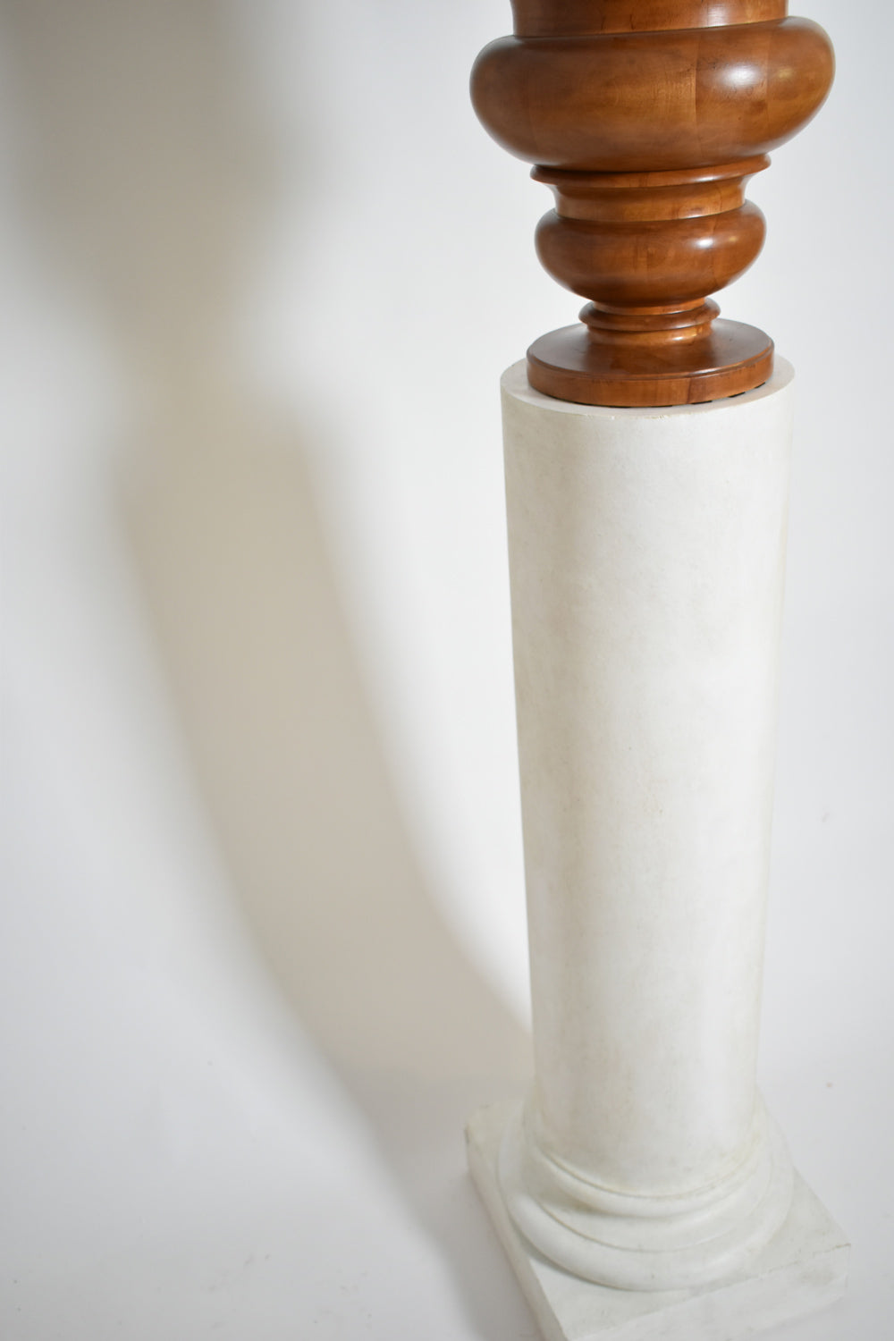 Pair of plaster columns and wooden lamps vases.