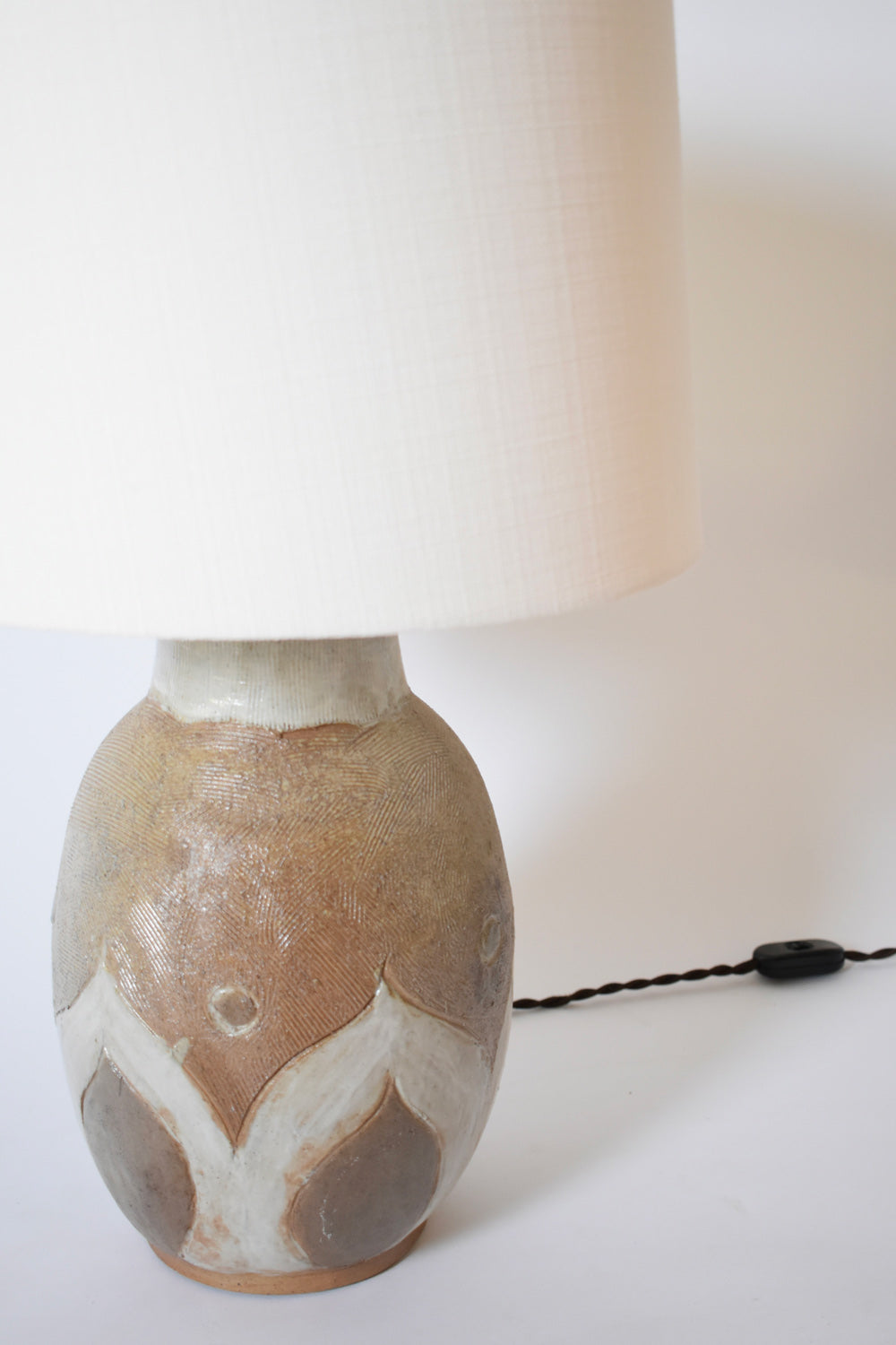 Beige and white geometric pattern ceramic lamp, 1960s.