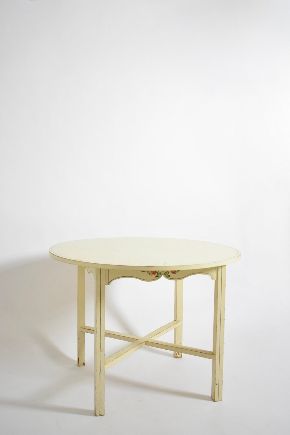 Round white table from Alentejo