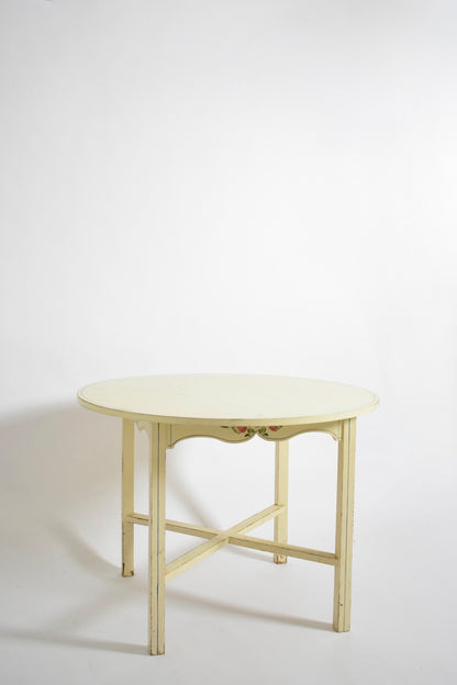 Round white table from Alentejo