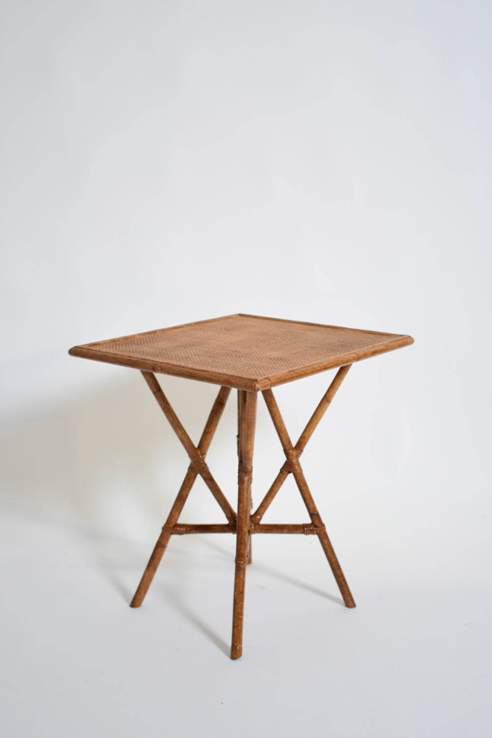 "Arrabida" 55cm marbled rattan table, Barracuda dition.