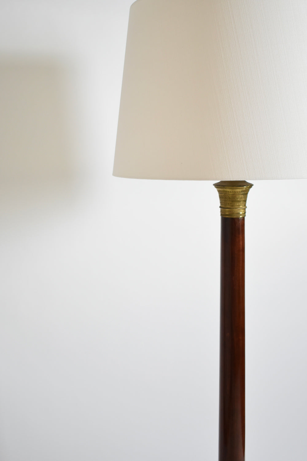 Neoclassical wooden tripod floorlamp, 1960s.