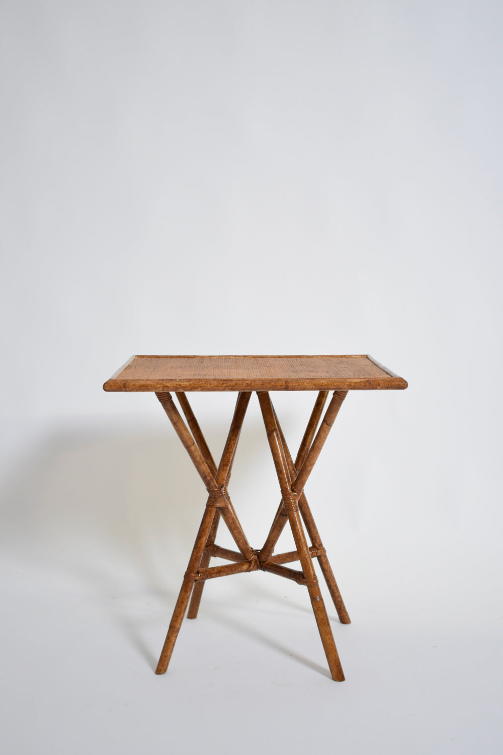 "Arrabida" 55cm marbled rattan table, Barracuda dition.