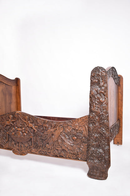 Carved walnut bed, end of 19th century.