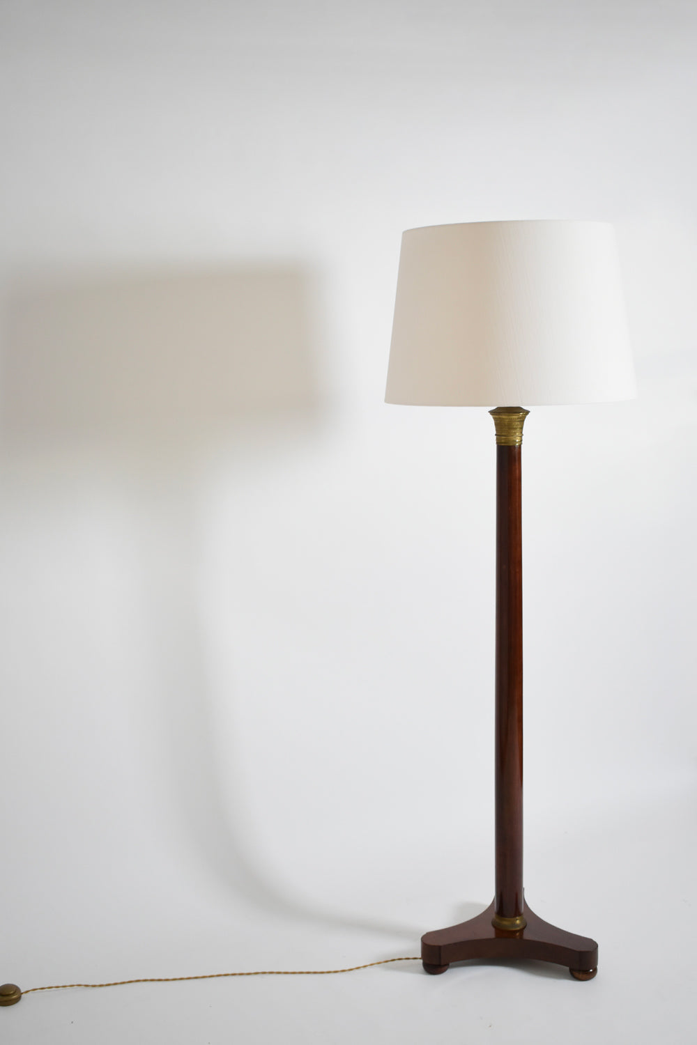 Neoclassical wooden tripod floorlamp, 1960s.