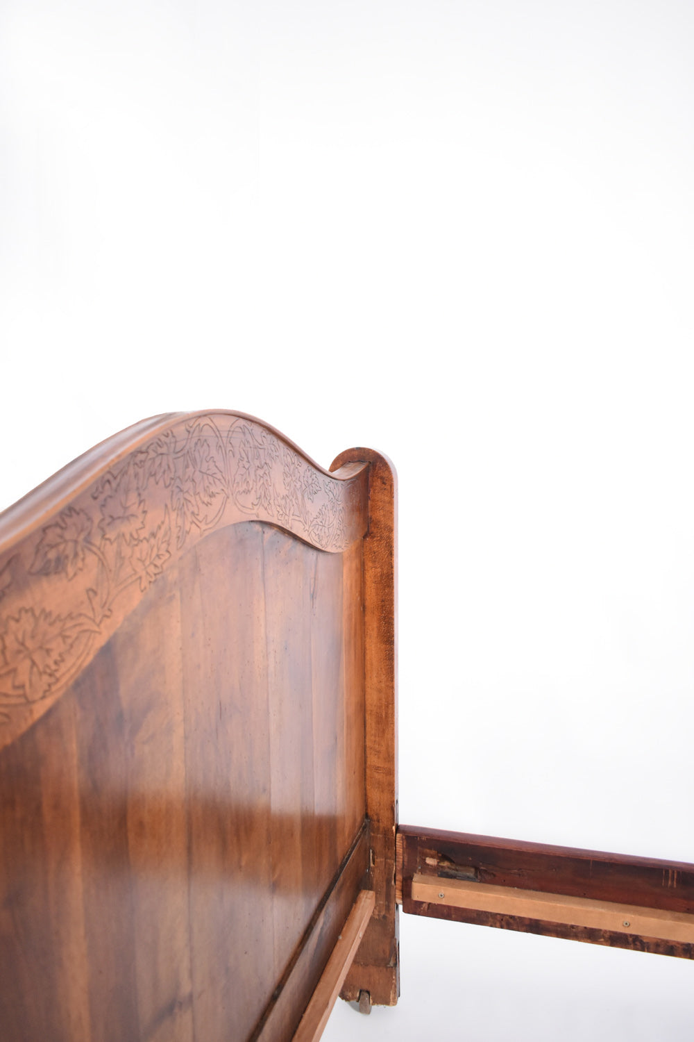 Carved walnut bed, end of 19th century.