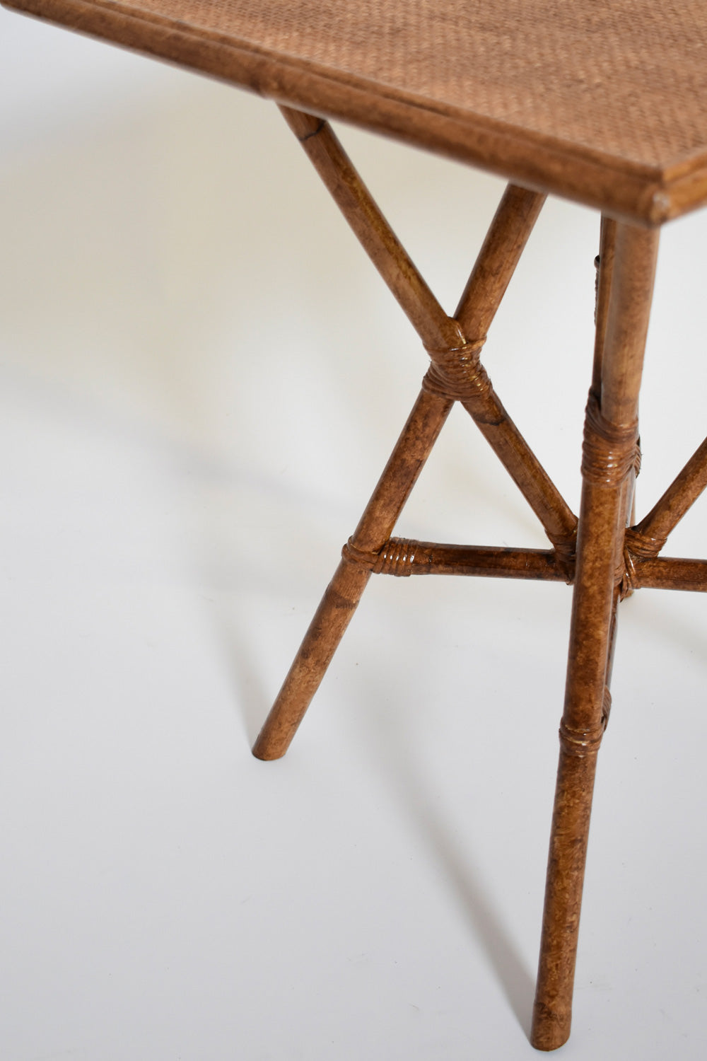 "Arrabida" 55cm marbled rattan table, Barracuda dition.