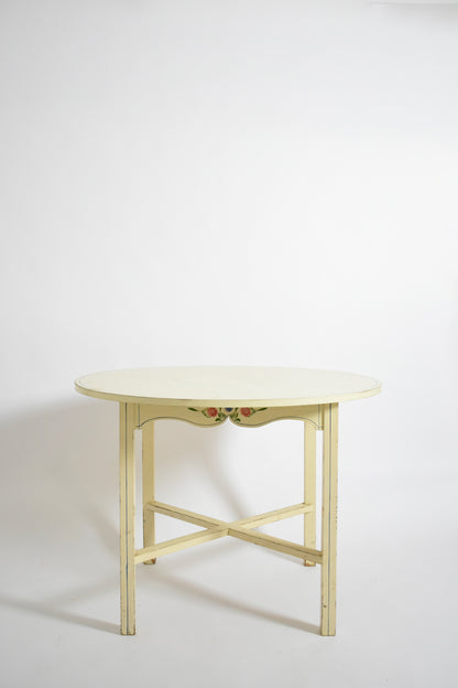 Round white table from Alentejo