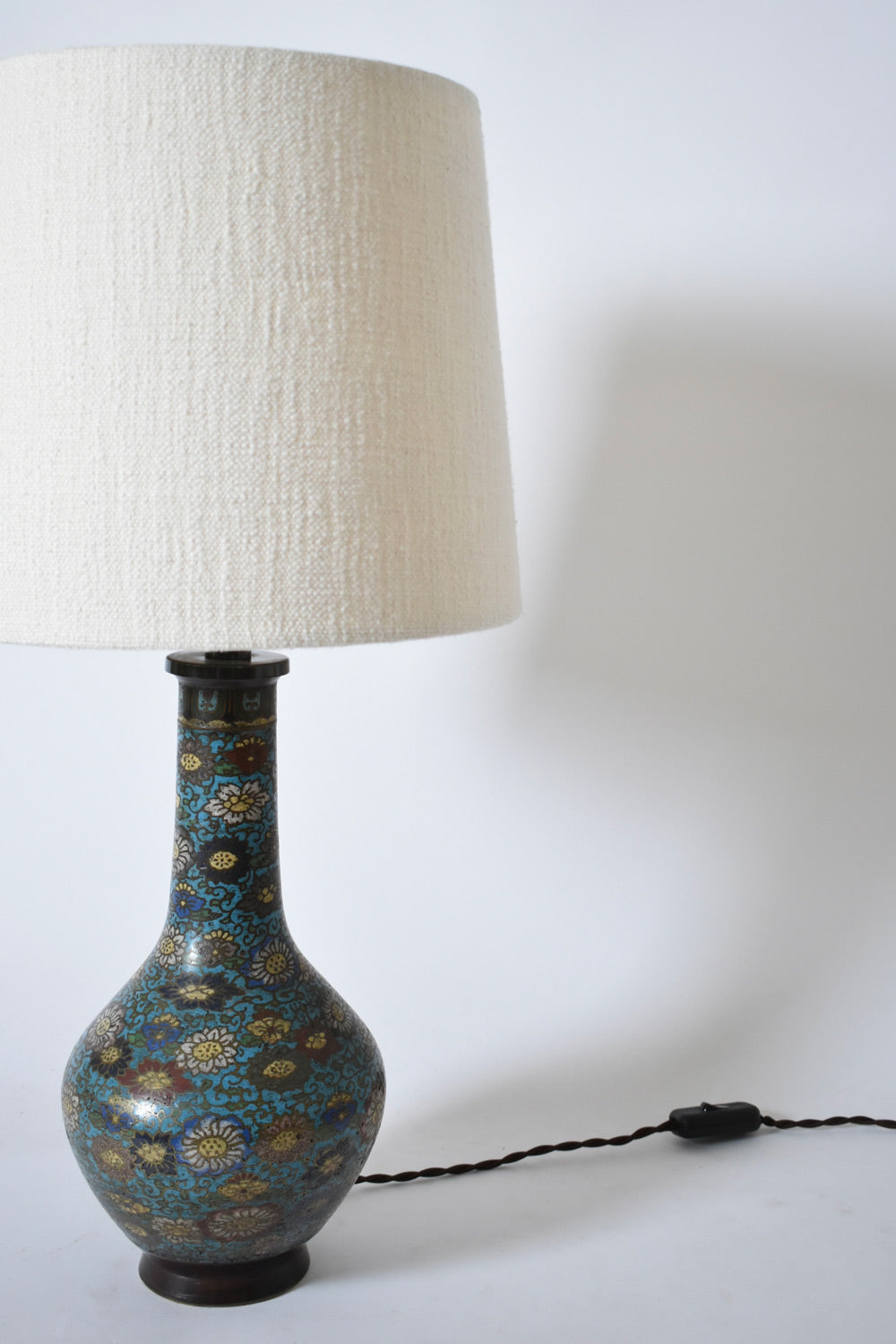 Pair of blue cloisonné bronze lamps, XIXth c.