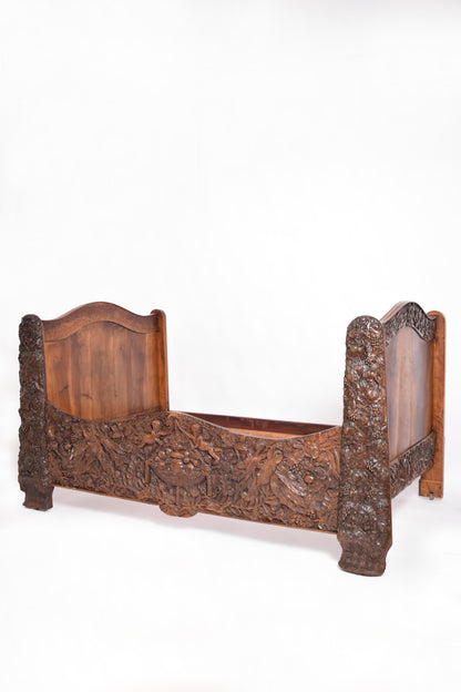 Carved walnut bed, end of 19th century.