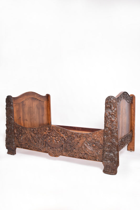 Carved walnut bed, end of 19th century.