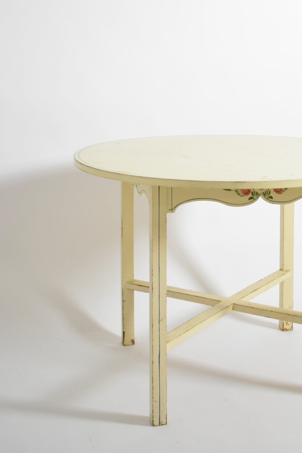 Round white table from Alentejo