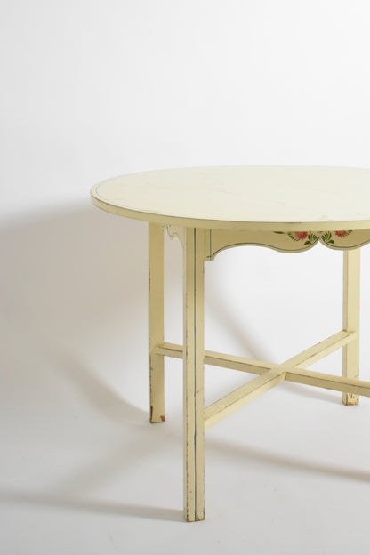 Round white table from Alentejo